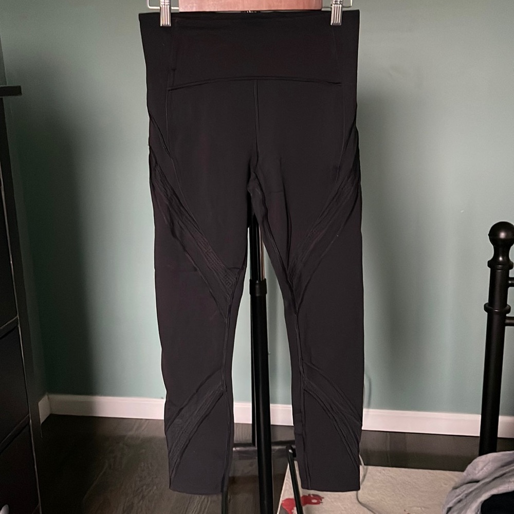 Lululemon long moto tights in size 8. Design and mesh down thigh and calf.